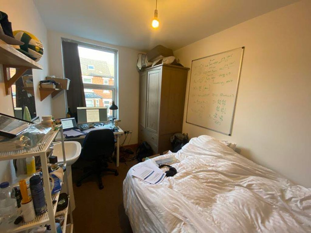 Property photo 3 of 10 A Cozy Double Bedroom Featuring Ample Study Space ...