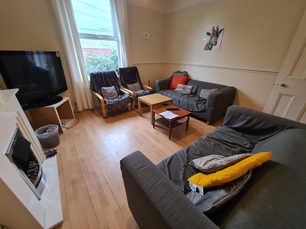 Property photo 1 of 18 Bright, Well-Kept Living Room With Wooden Floors, ...