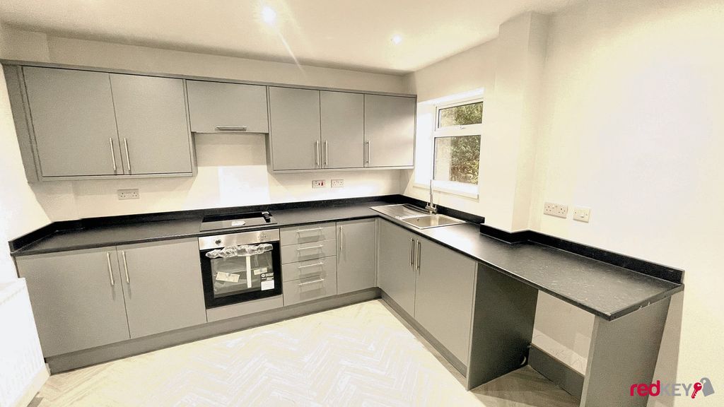 Property photo 3 of 6 Kitchen