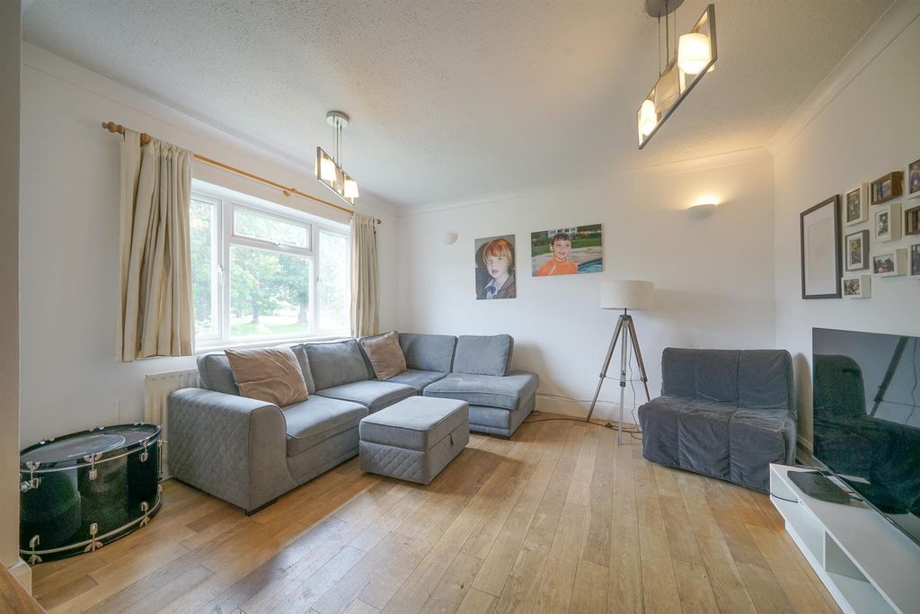 Property photo 2 of 18 10-Tavistock-Avenue-1012.Jpg