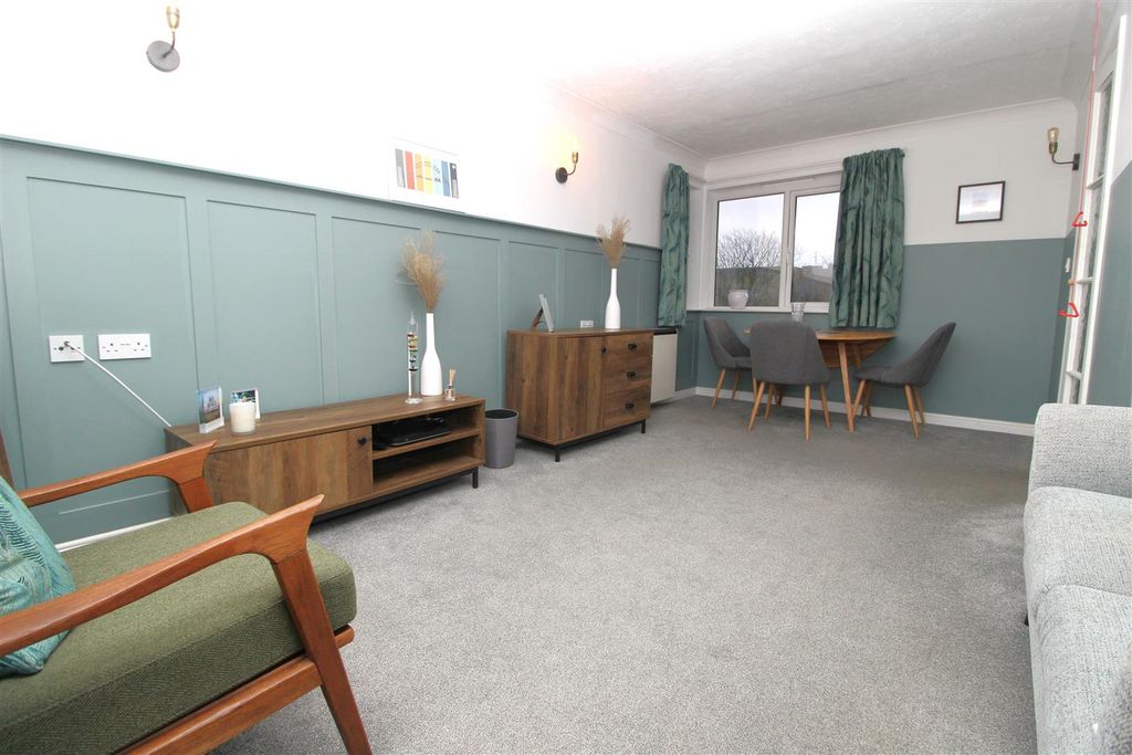 Property photo 3 of 9 Living/Dining Room