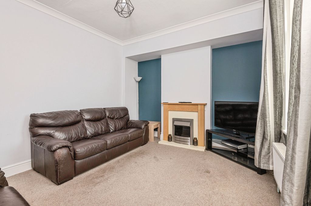 Property photo 3 of 13 Lounge