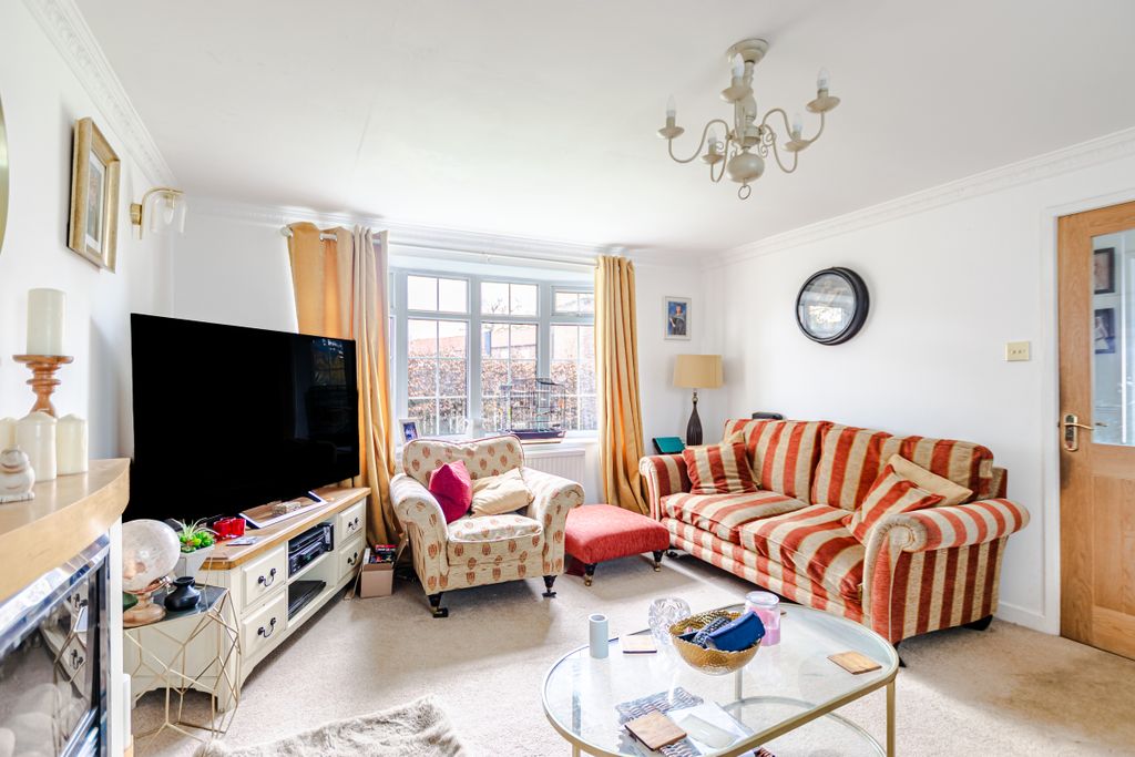 Property photo 3 of 21 Lounge2