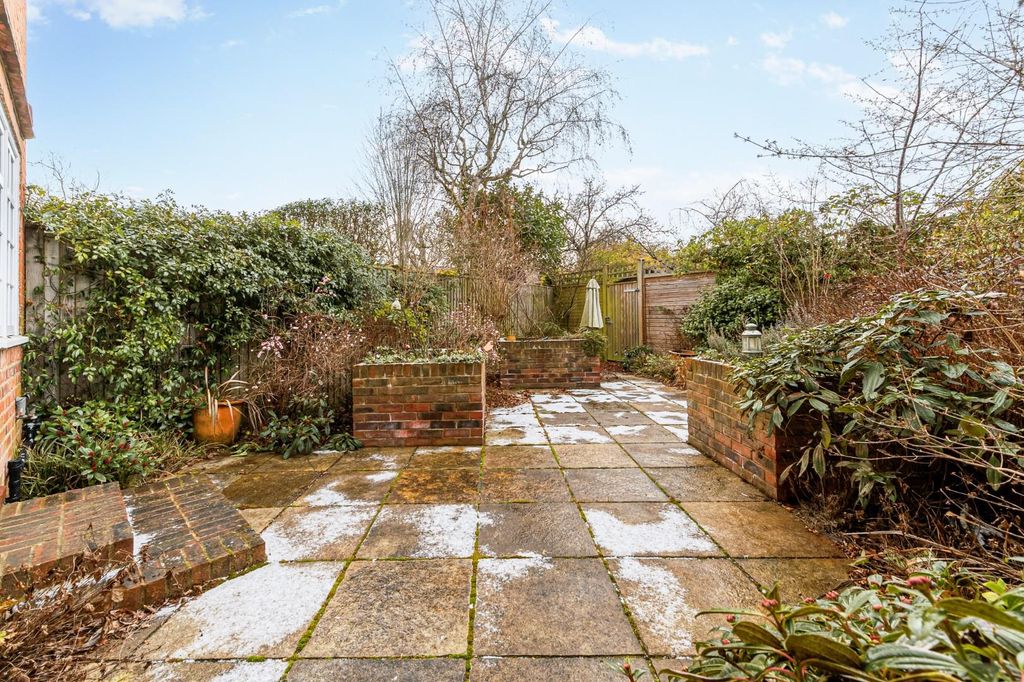 Property photo 2 of 11 32 Holyoake Walk-8.Jpg