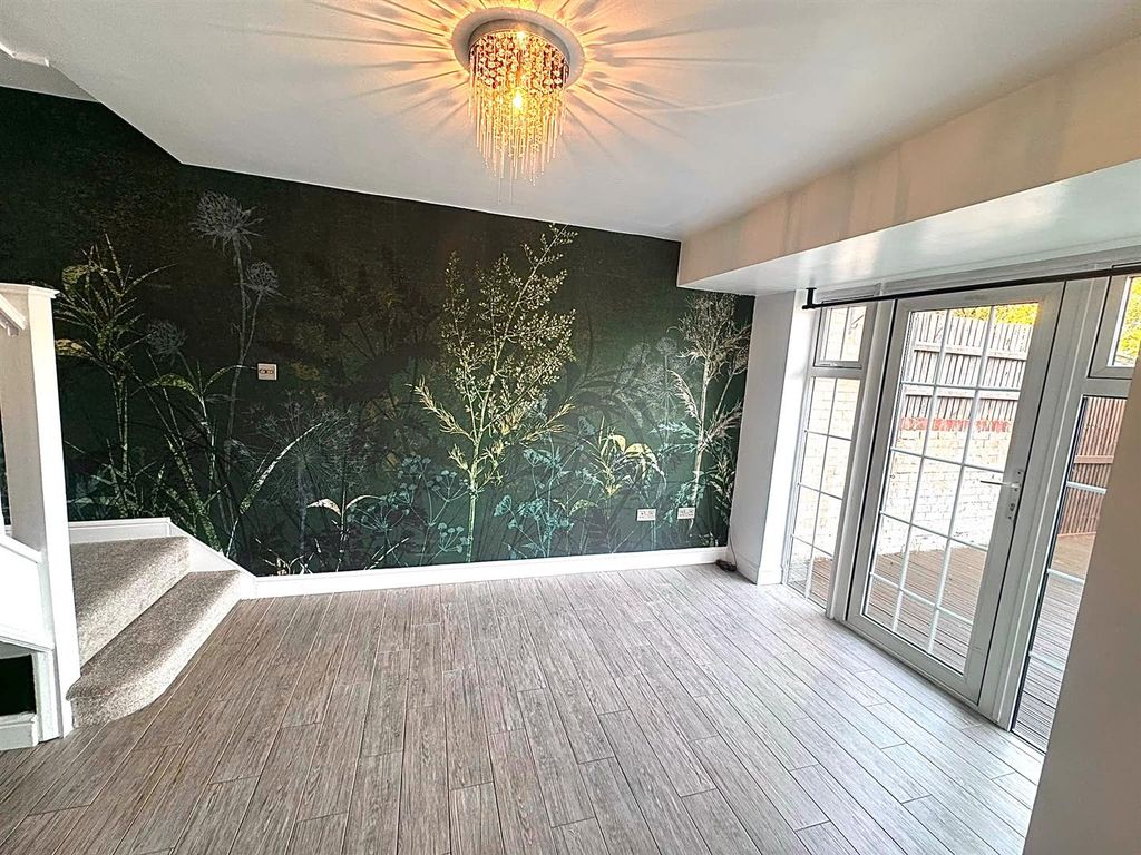 Property photo 3 of 8 Lounge