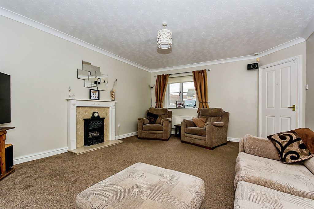Property photo 2 of 16 Lounge
