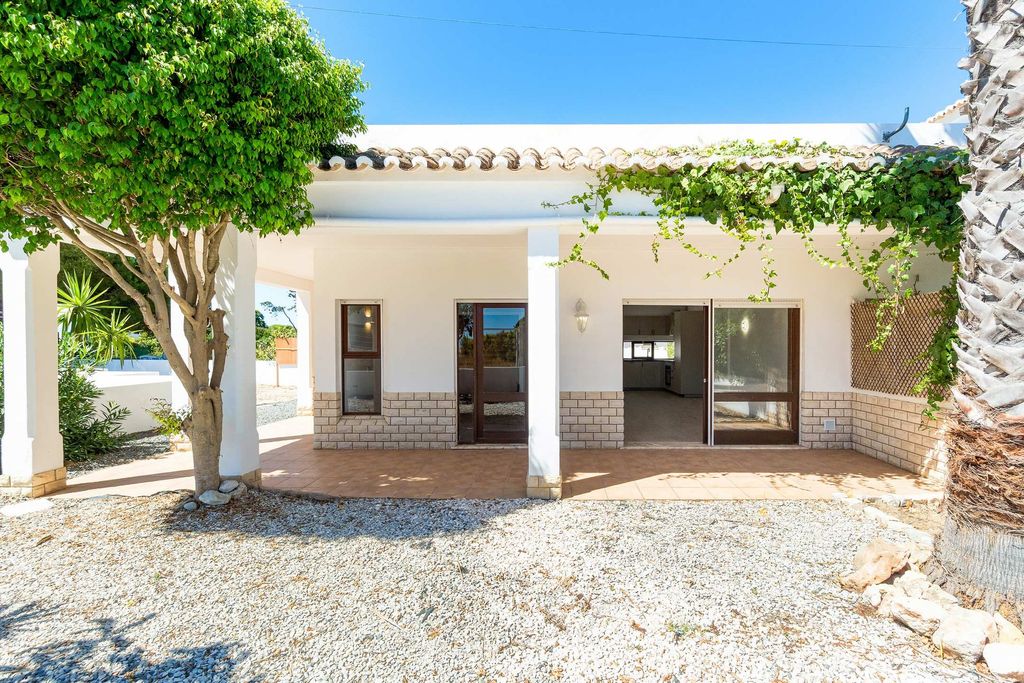 Property photo 1 of 29 Ground-Floor 2-Bedroom Apartment Within Walking Distance Of Coelha Beach