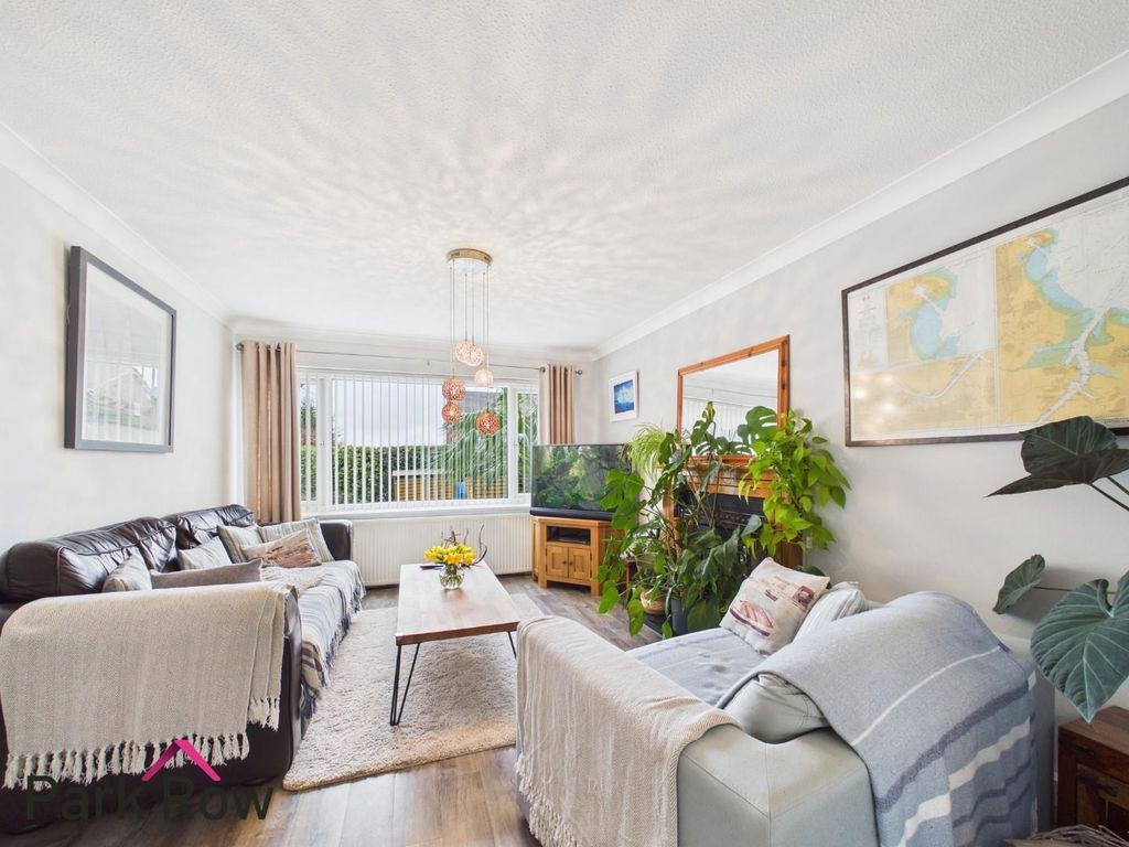 Property photo 2 of 33 Lounge