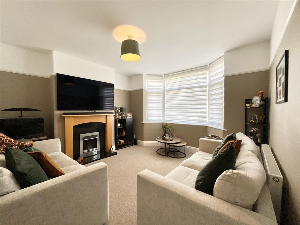 Property photo 3 of 13 Lounge