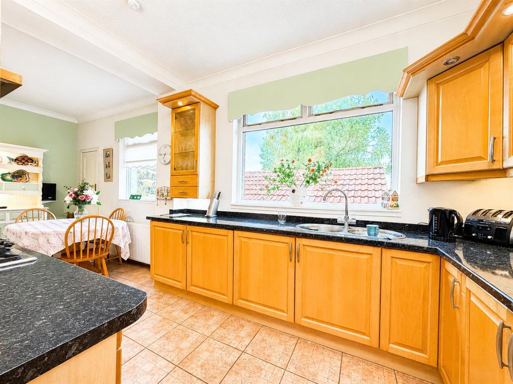 Property photo 3 of 19 Kitchen