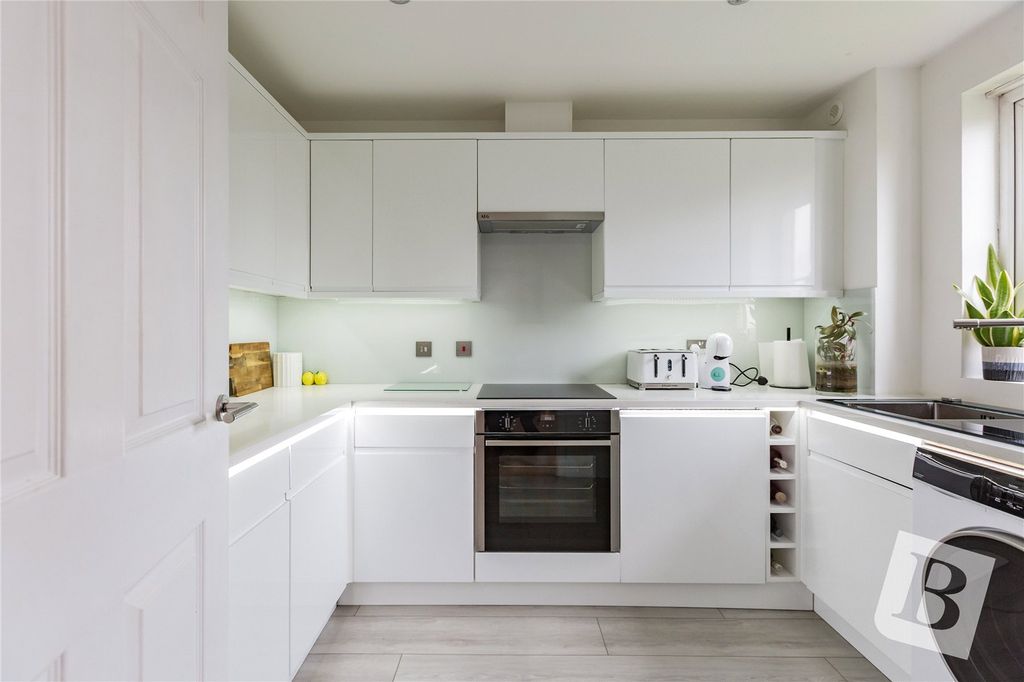 Property photo 3 of 17 Kitchen