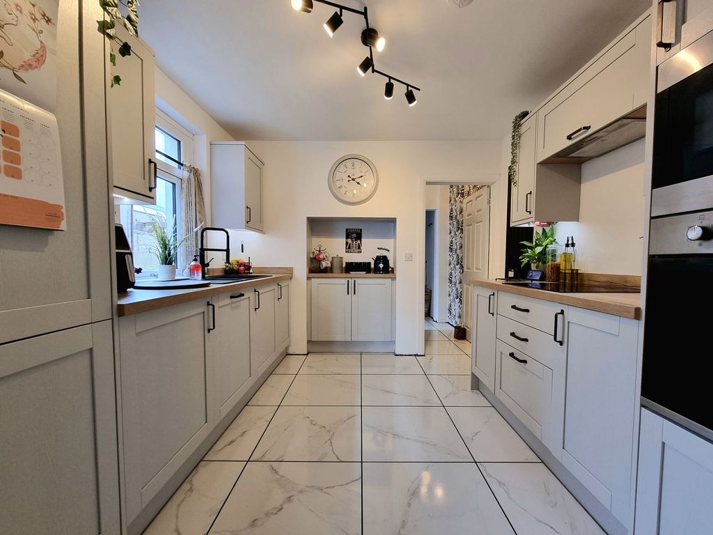 Property photo 2 of 31 Kitchen