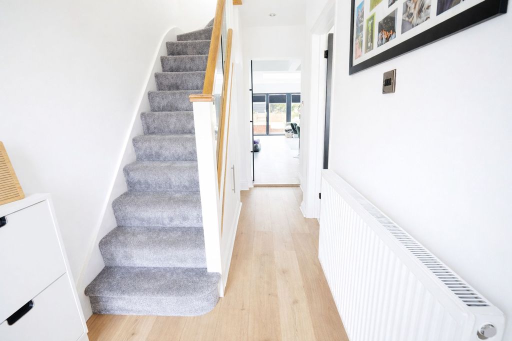 Property photo 2 of 18 Hallway