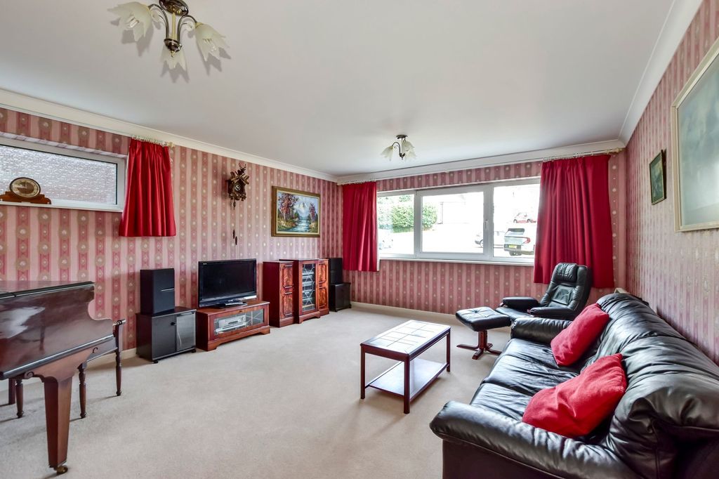Property photo 3 of 39