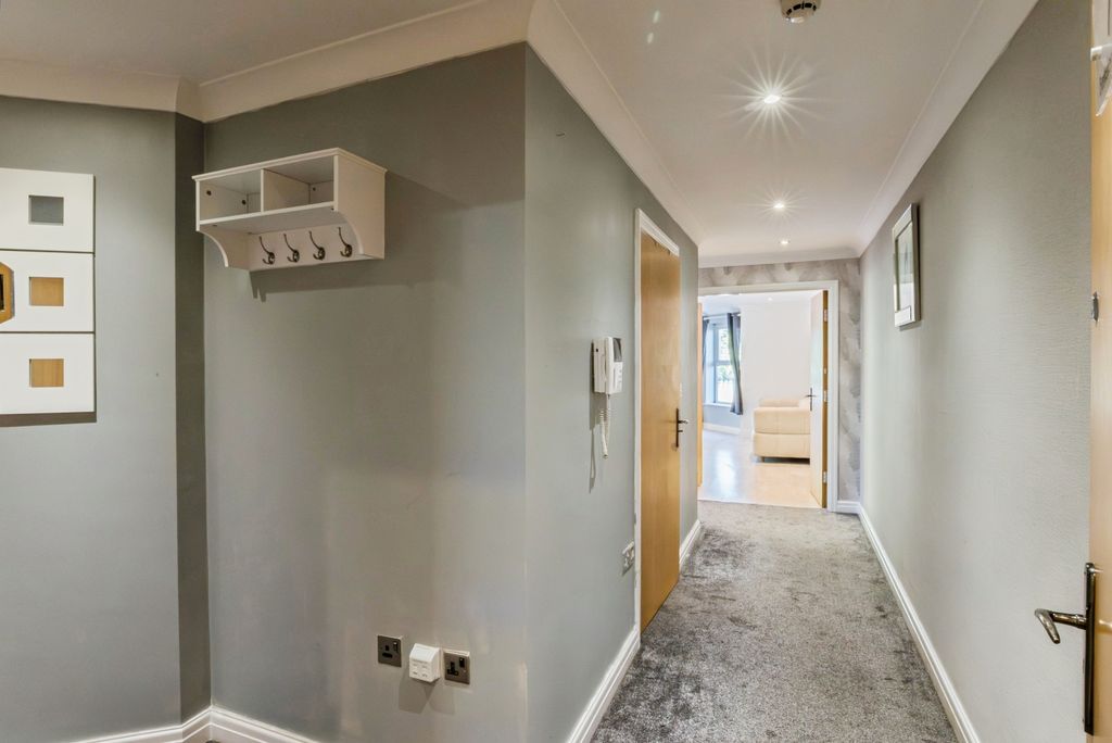 Property photo 2 of 18 Entrance Hallway