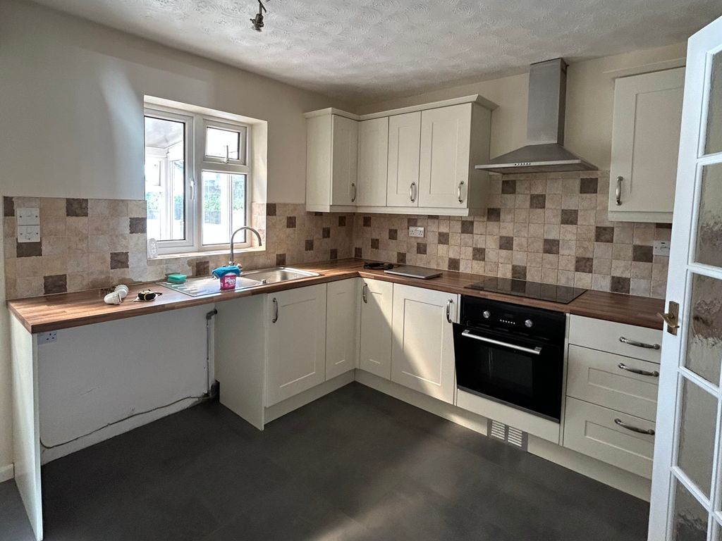 Property photo 3 of 5 Kitchen