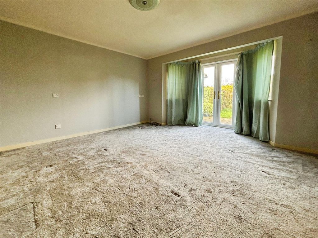 Property photo 3 of 11 Lounge