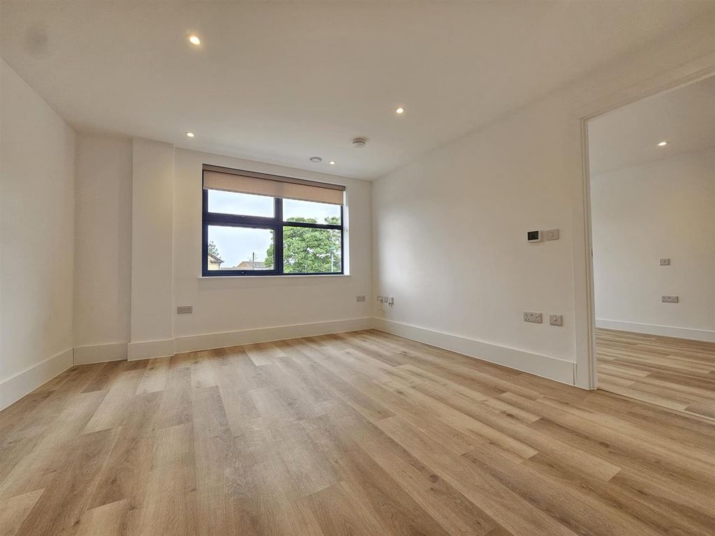 Property photo 2 of 8 1000006558.Jpg