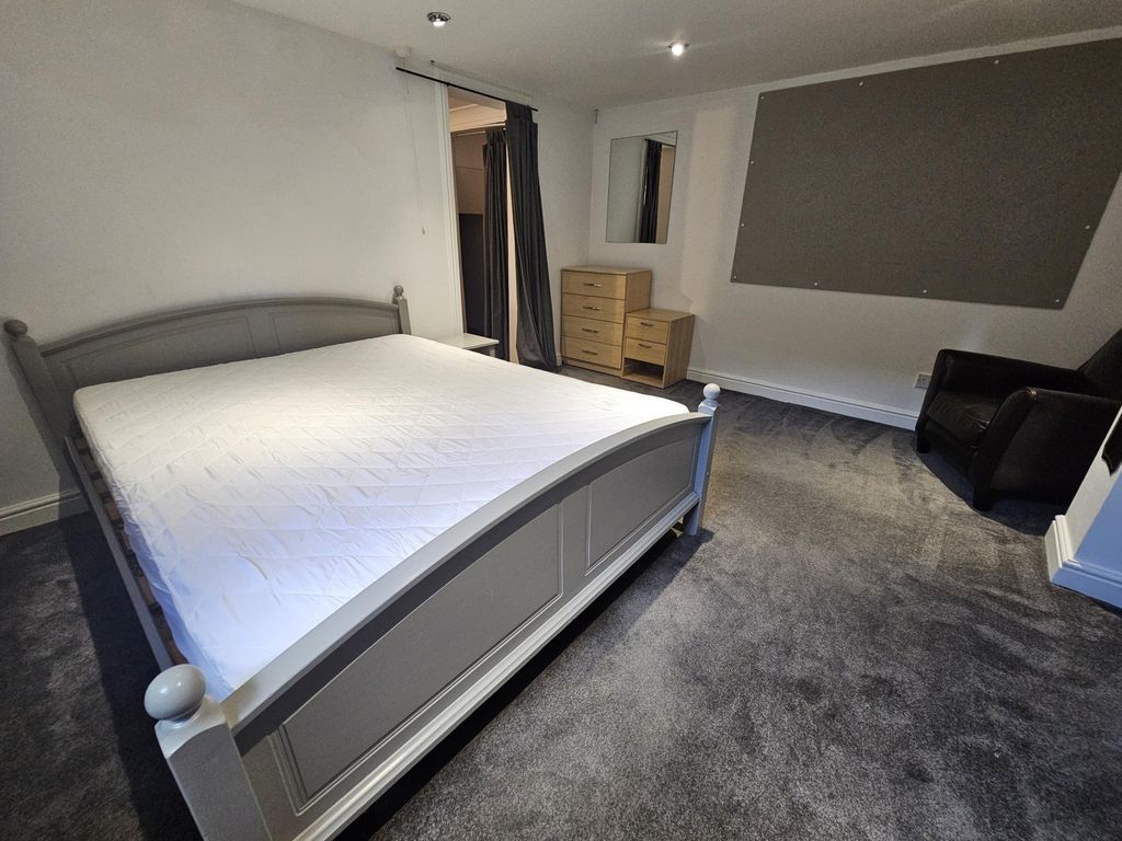 Property photo 2 of 16 A Spacious, Well-Maintained Double Bedroom Featuri...