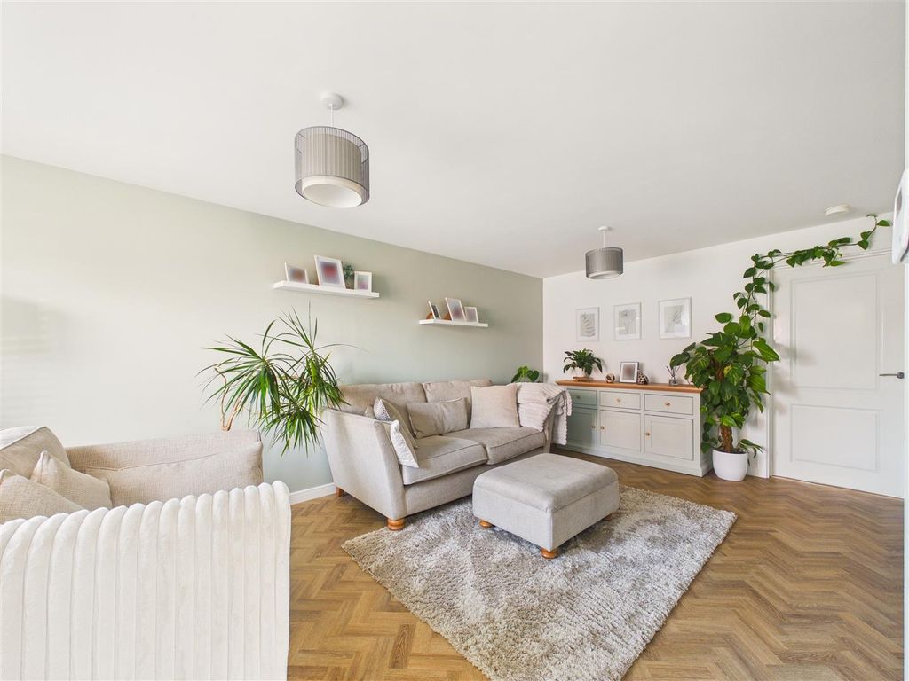 Property photo 3 of 13 Cam05451G0-Pr0118-Still008.Jpg