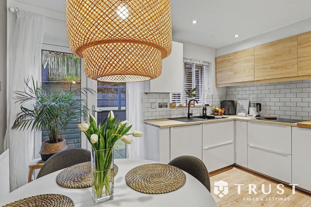 Property photo 2 of 31