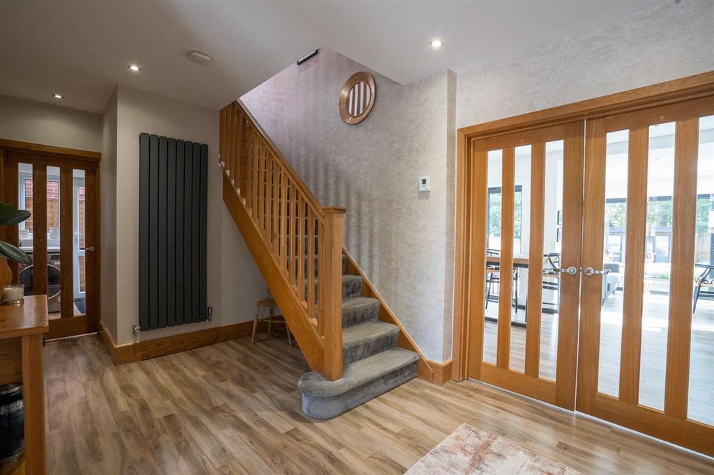 Property photo 2 of 31 Arley Road, Solihull, B91 1Nj