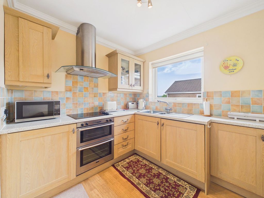 Property photo 3 of 10 Kitchen