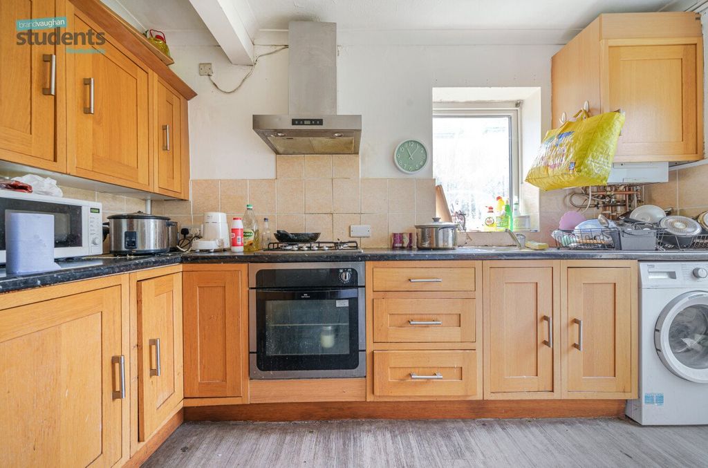 Property photo 1 of 8 Kitchen
