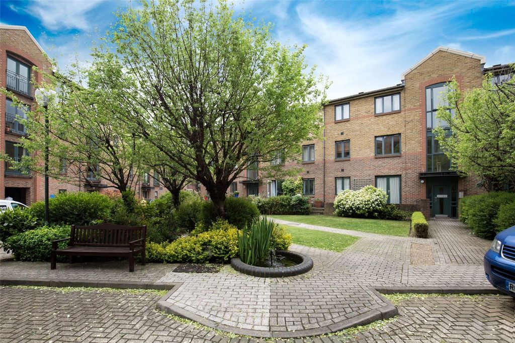 Property photo 2 of 10 Whitechapel, E1