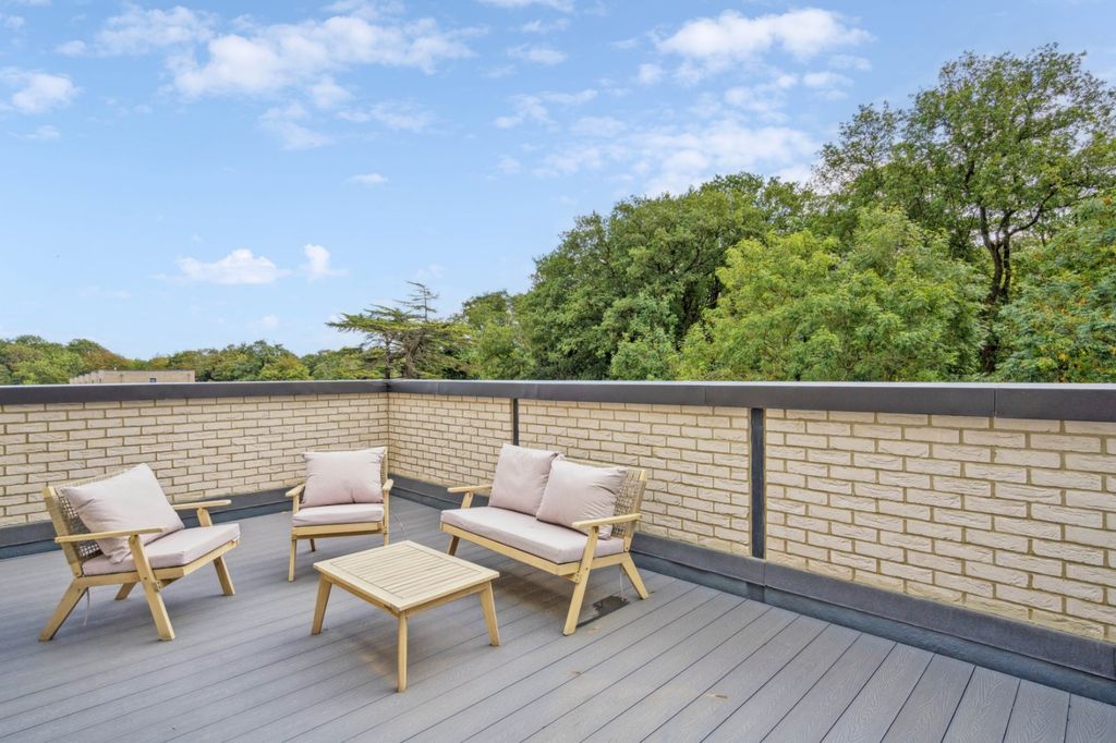 Property photo 3 of 12 Roof Terrace