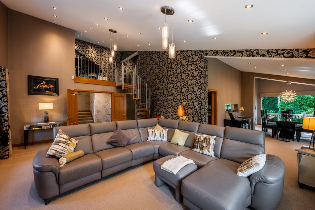 Property photo 2 of 47