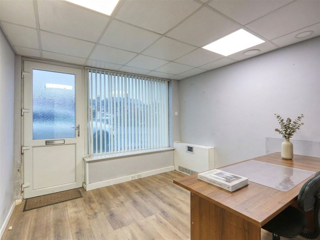 Property photo 2 of 6 Room 1 - Front