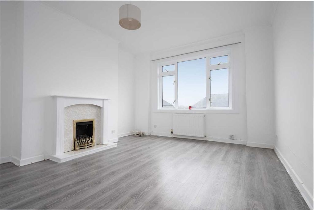 Property photo 2 of 11 Lounge