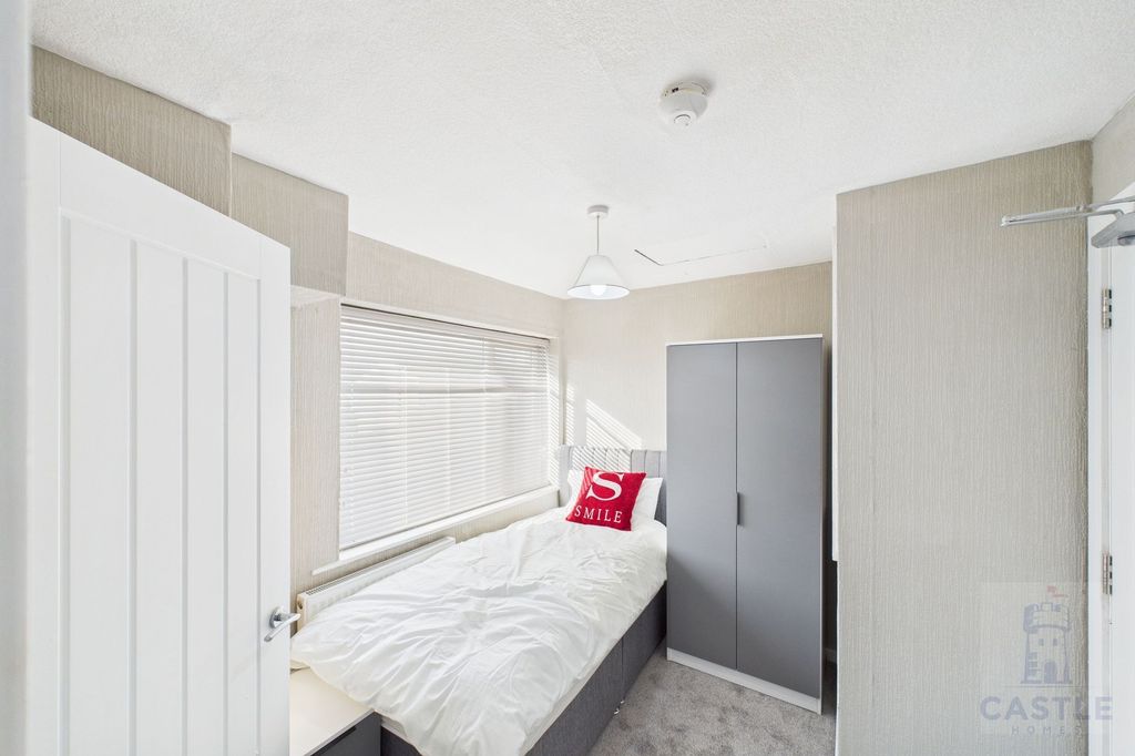 Property photo 1 of 7 Room 2