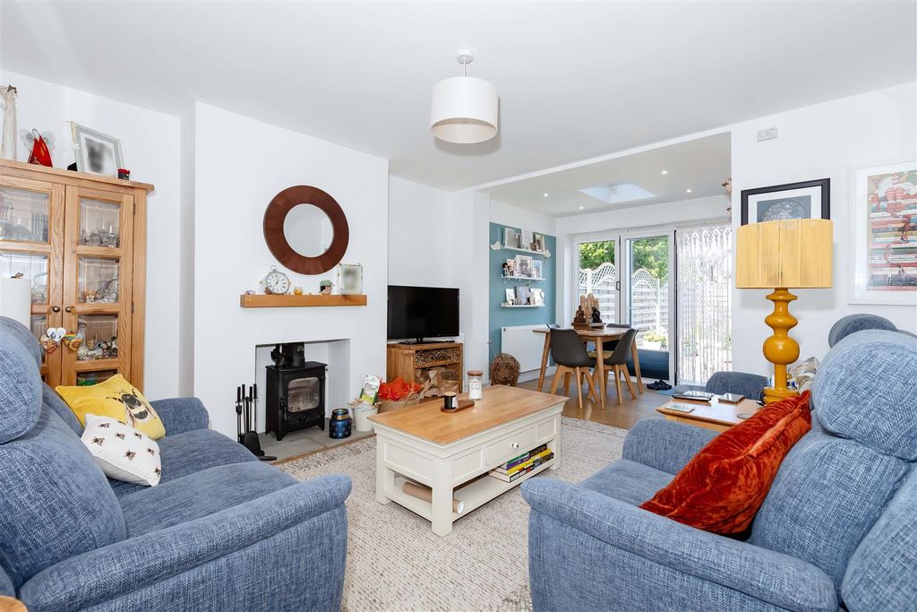 Property photo 2 of 20 Aglaia Rd_7.Jpg
