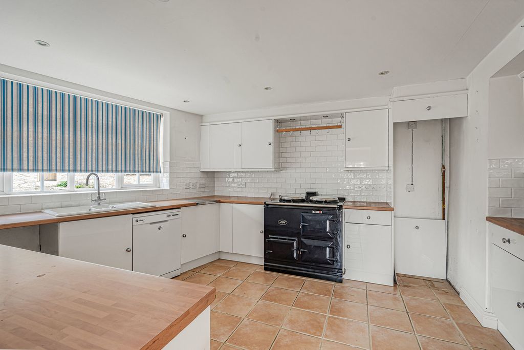 Property photo 2 of 17 Fitted Kitchen