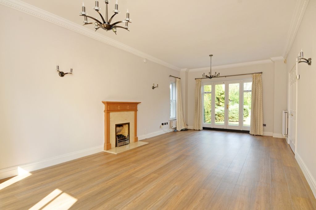 Property photo 2 of 18 Queens Acre Fpz17...