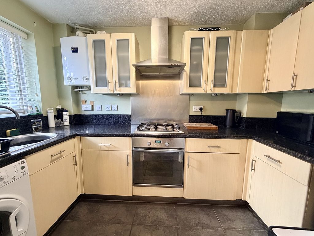 Property photo 3 of 11 Kitchen