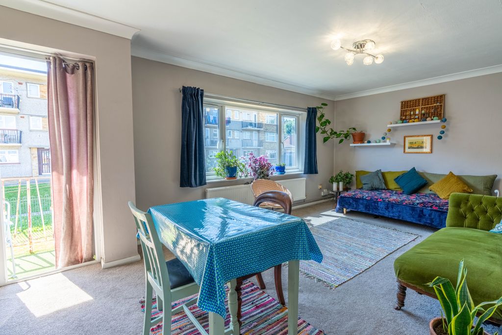 Property photo 1 of 8 41 Sunderland Close