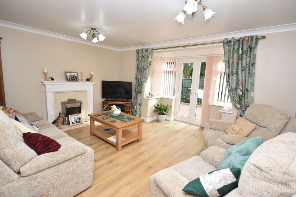 Property photo 2 of 13 Lounge