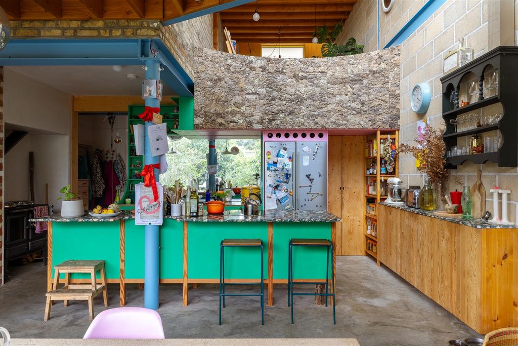 Property photo 3 of 64 Beech Hall Road, E4