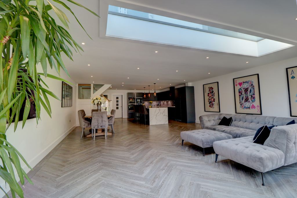 Property photo 2 of 32 Open Plan