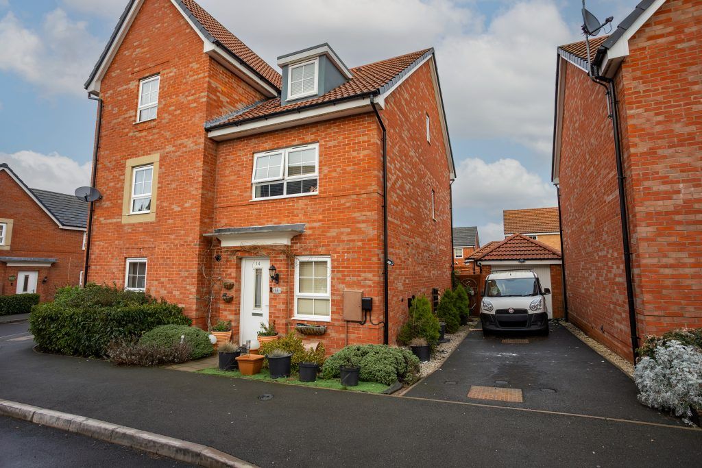 Property photo 1 of 32