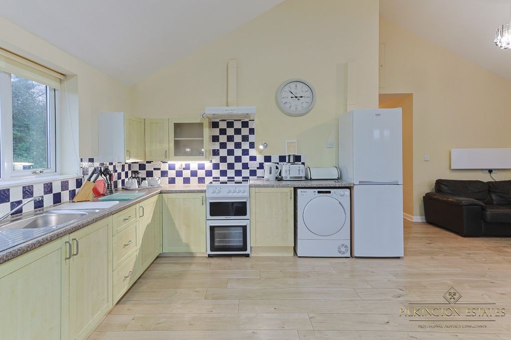 Property photo 2 of 19 4699844