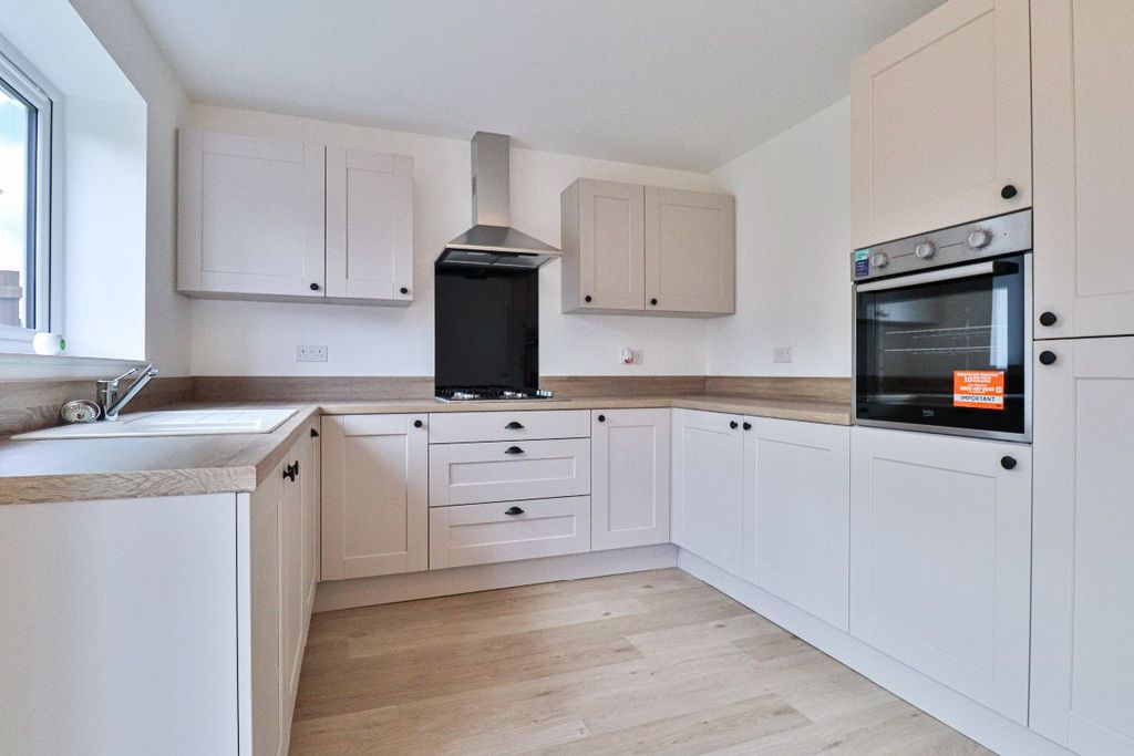 Property photo 2 of 12 Kitchen