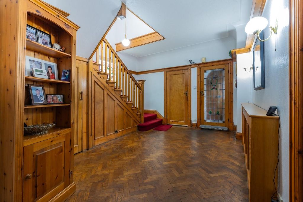 Property photo 2 of 28 Entrance Hall