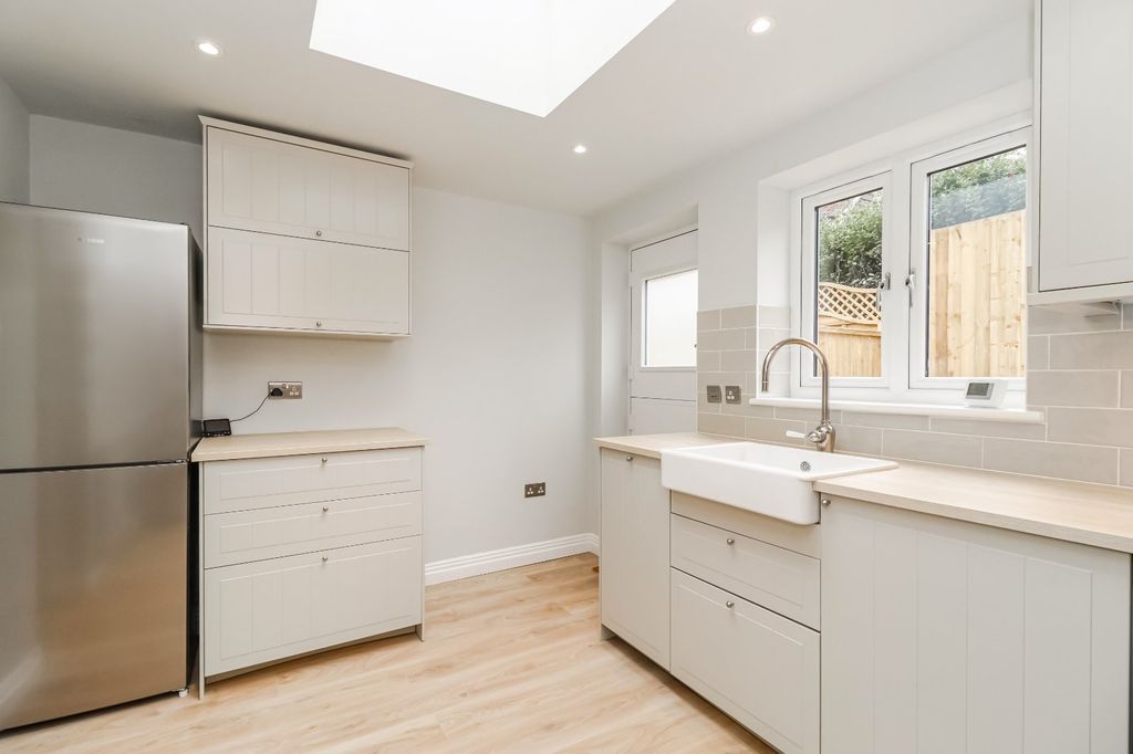 Property photo 3 of 11 Kitchen