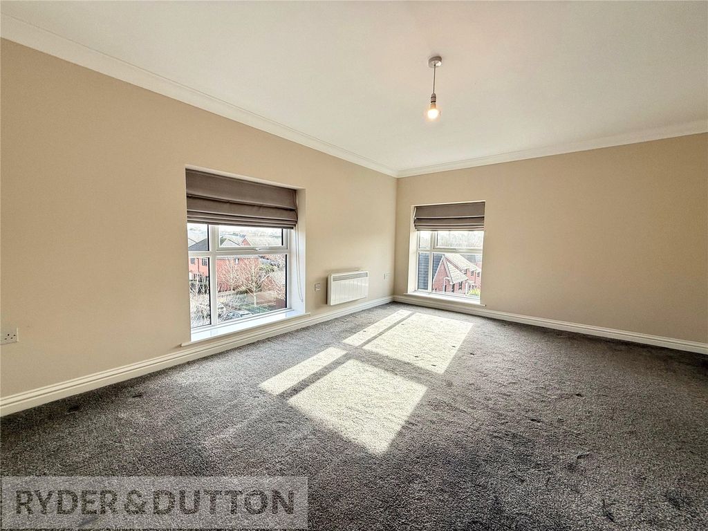 Property photo 3 of 16 Lounge