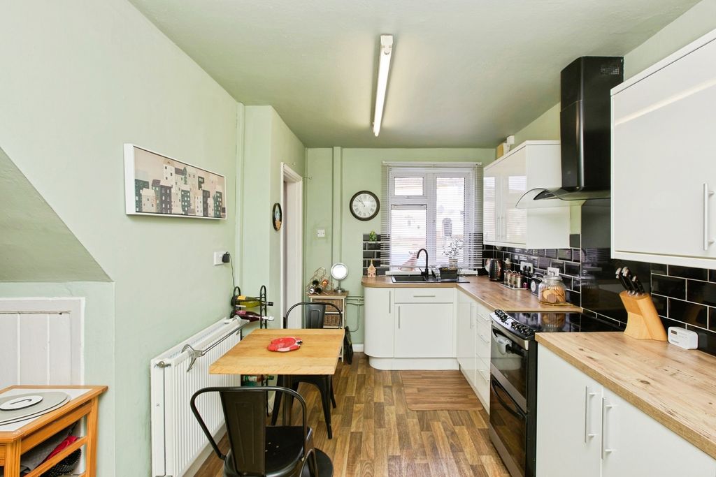 Property photo 3 of 20 Kitchen