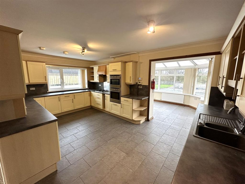 Property photo 3 of 22 Kitchen